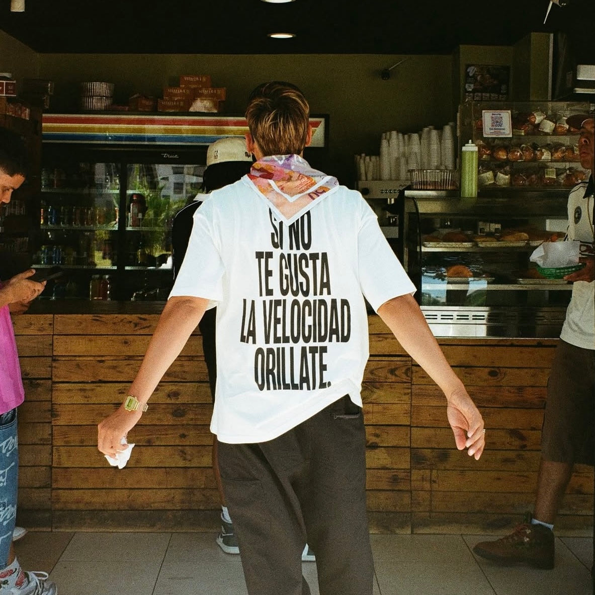 Modelo llevando la camiseta blanca «Si no te gusta la velocidad orillate» de Caracas Merch